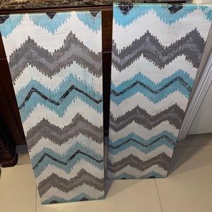 Wall decor 2 included.